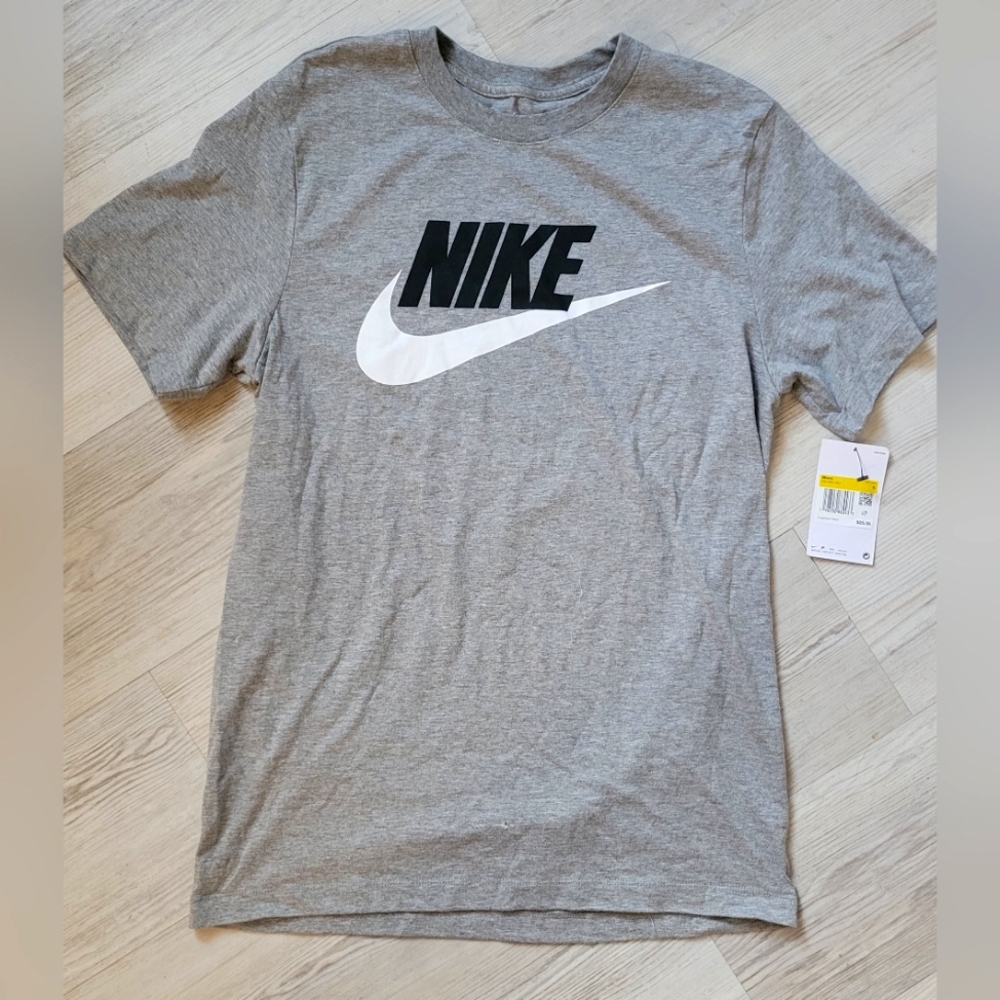 Nike Men's Gray T-Shirt - Size S